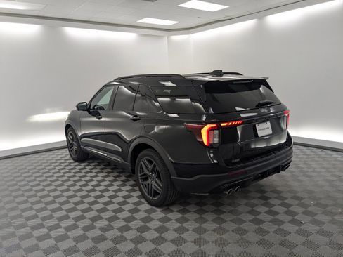 Used 2025 Ford Explorer ST image 3
