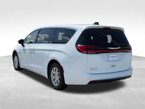 Used 2023 Chrysler Pacifica Touring-L FWD image 3