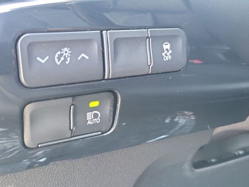 Used 2021 Toyota Prius Prime XLE FWD image 18