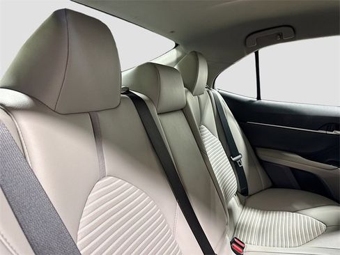 Used 2018 Toyota Camry SE image 25