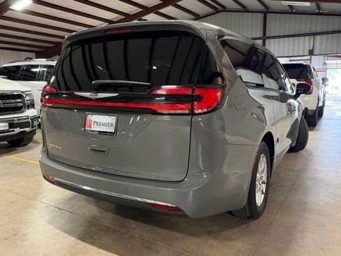 Used 2025 Chrysler Pacifica Select FWD image 6