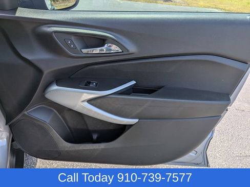 Used 2024 Chevrolet Trax RS FWD image 33