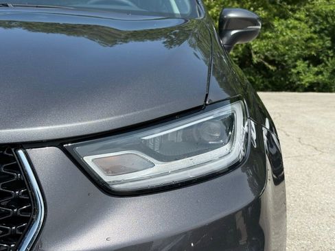 Used 2023 Chrysler Pacifica Touring-L FWD image 4