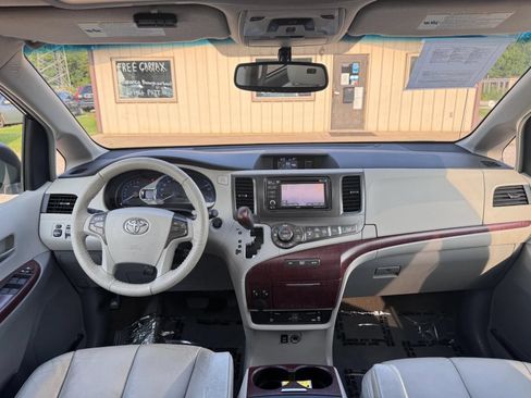 Used 2013 Toyota Sienna XLE w/ Entertainment Pkg FWD image 2