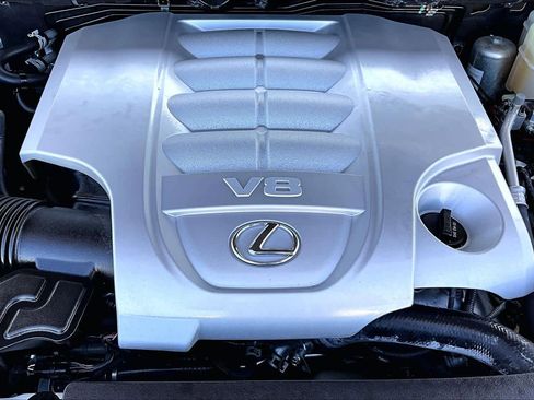 Used 2020 Lexus LX 570 4WD w/ Luxury Package image 32