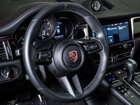 Certified 2025 Porsche Macan image 18