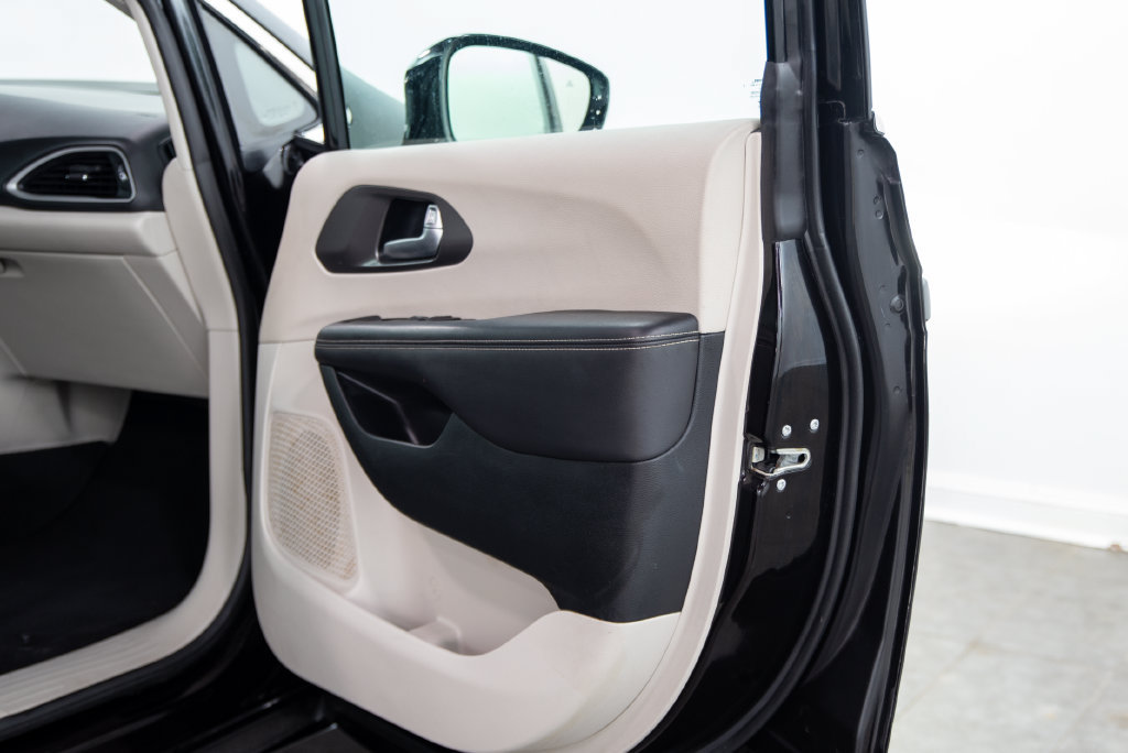 Used 2024 Chrysler Pacifica Touring-L FWD image 17