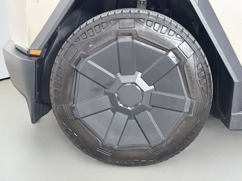 Used 2025 Tesla Cybertruck AWD Crew Cab image 32