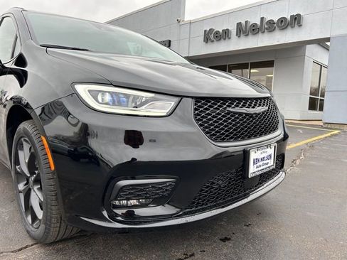 New 2026 Chrysler Pacifica Select w/ S Appearance Package AWD/4WD image 3