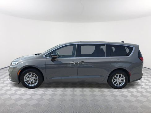 Used 2025 Chrysler Pacifica Select image 14