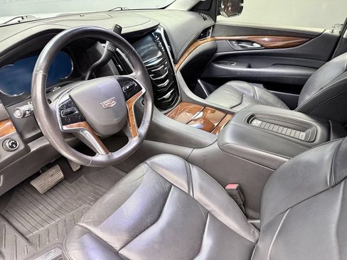 Used 2019 Cadillac Escalade Premium Luxury AWD/4WD image 7