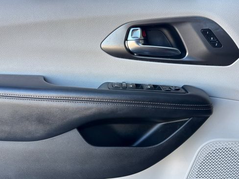 Used 2020 Chrysler Pacifica Touring-L w/ Tire & Wheel Group image 10