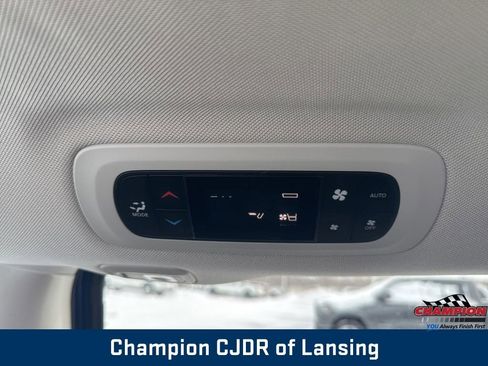 Used 2019 Chrysler Pacifica Limited image 39