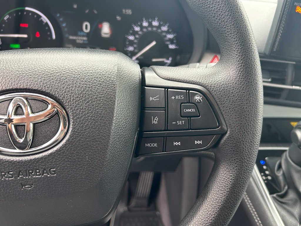 Used 2025 Toyota Sienna LE AWD/4WD image 12