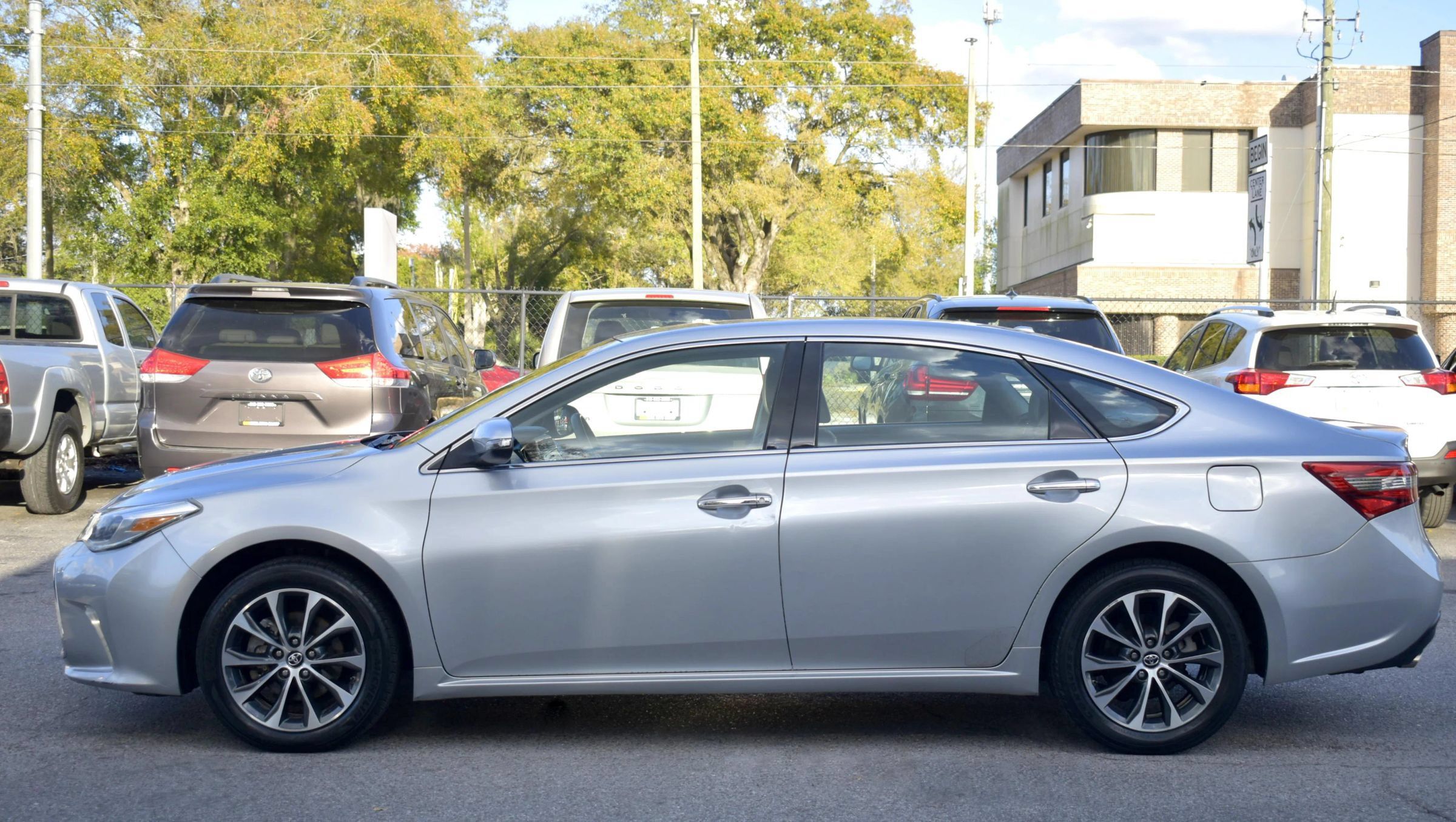 Used 2018 Toyota Avalon XLE FWD image 5