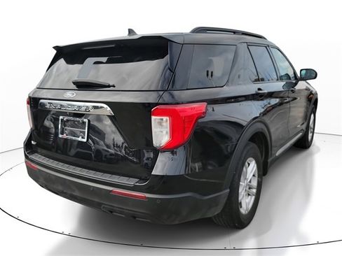 Used 2023 Ford Explorer XLT image 4