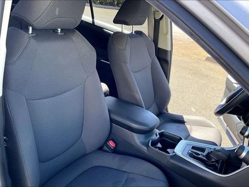 Used 2020 Toyota RAV4 LE FWD image 7