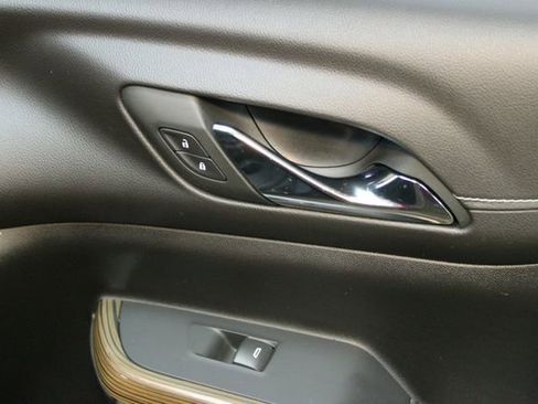 Used 2023 GMC Acadia SLE image 9