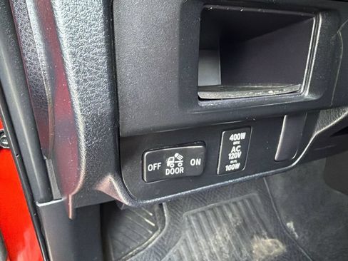 Used 2016 Toyota Tacoma TRD Off-Road w/ Premium & Technology Package AWD/4WD image 20