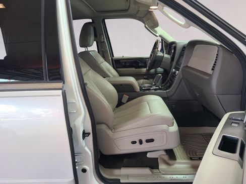 Used 2016 Lincoln Navigator Select RWD image 26
