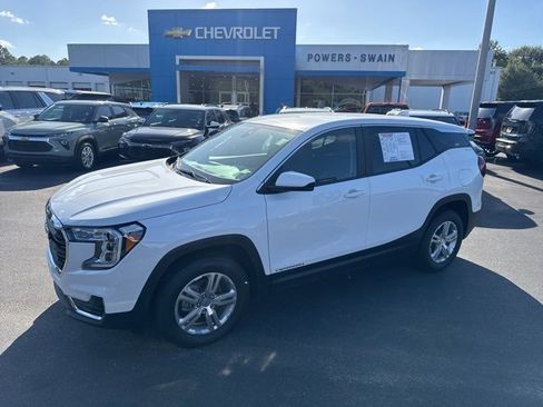 Used 2024 GMC Terrain SLE image 1