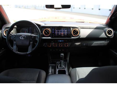 Used 2017 Toyota Tacoma TRD Sport w/ Premium & Technology Package AWD/4WD image 10
