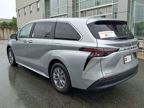 Certified 2025 Toyota Sienna XLE AWD/4WD image 4