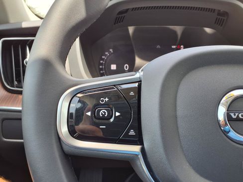 Certified 2024 Volvo XC60 B5 Plus AWD/4WD image 28