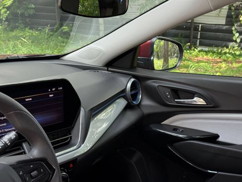 Used 2025 Chevrolet Trax LT FWD image 31