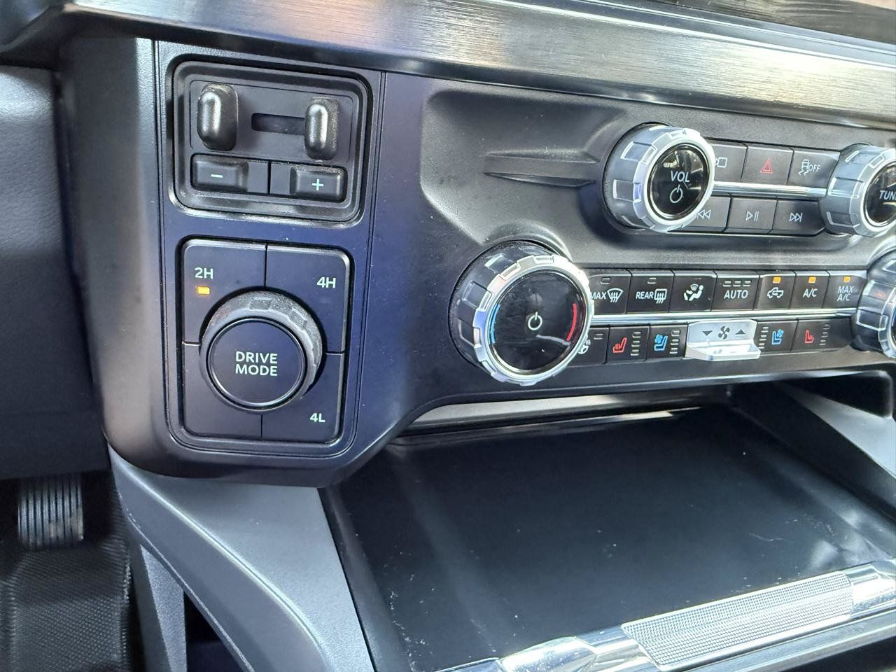 Used 2025 Ford F250 Lariat AWD/4WD image 36