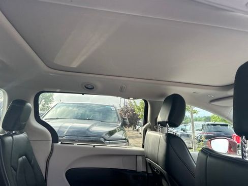 Used 2019 Chrysler Pacifica Limited FWD image 10