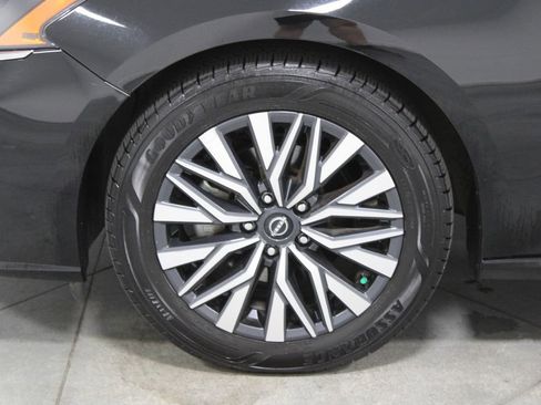 Used 2024 Nissan Altima 2.5 SV image 16