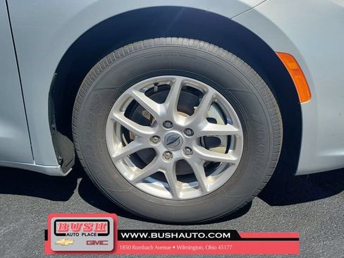 Used 2024 Chrysler Pacifica Touring-L FWD image 6