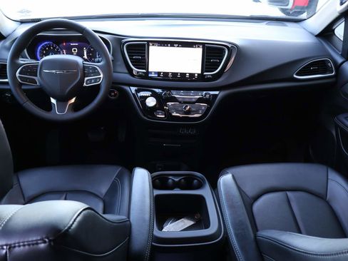 Used 2025 Chrysler Pacifica Select image 13