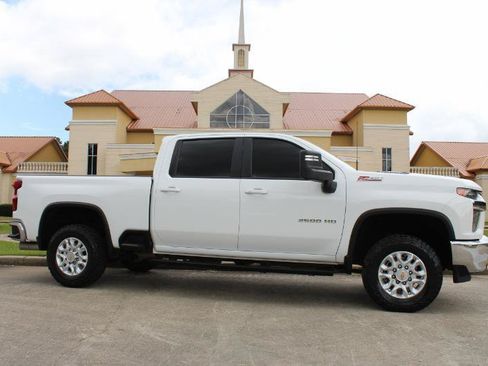 Used 2022 Chevrolet Silverado 2500 LT w/ Convenience Package AWD/4WD image 3