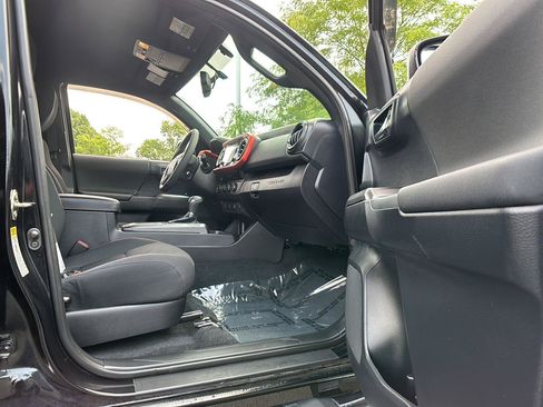 Used 2017 Toyota Tacoma TRD Sport w/ Tow Package AWD/4WD image 15