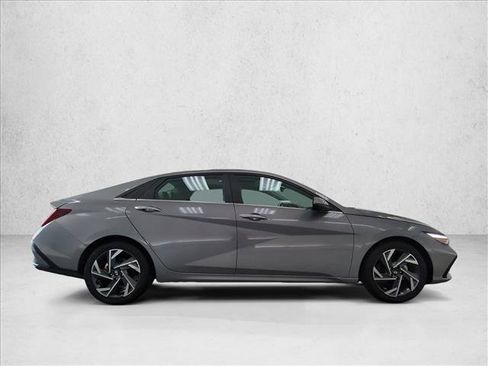 Used 2024 Hyundai Elantra Limited FWD image 4