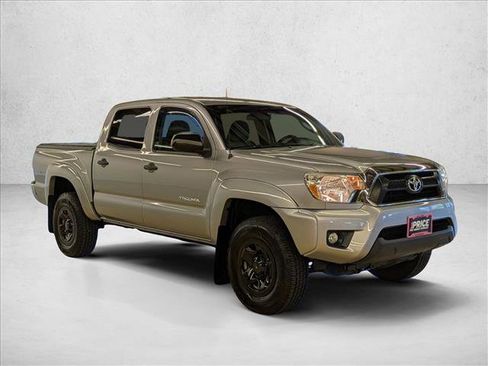 Used 2015 Toyota Tacoma PreRunner w/ SR5 Package RWD image 3