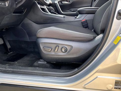 Used 2025 Toyota RAV4 XLE FWD image 36