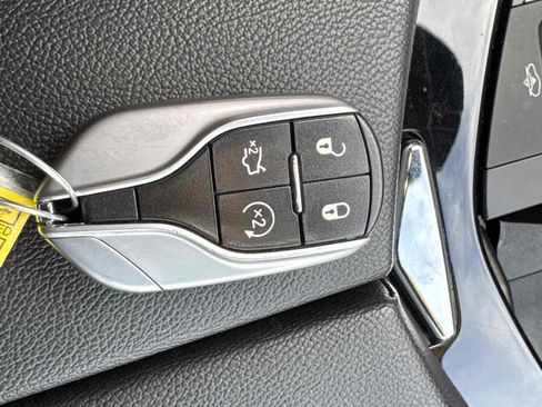 Used 2021 Maserati Levante image 37