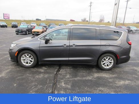 Used 2021 Chrysler Pacifica Touring-L image 2