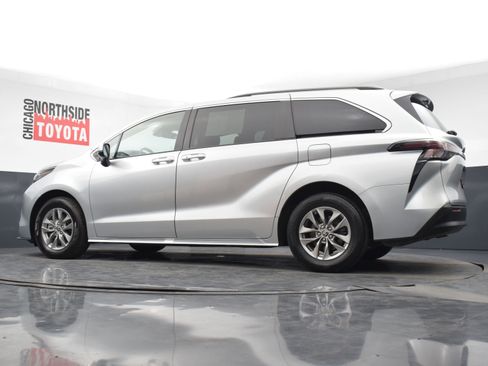 Used 2024 Toyota Sienna XLE image 30