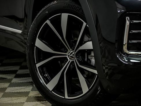 Certified 2025 Volkswagen Atlas SEL Premium R-Line image 3