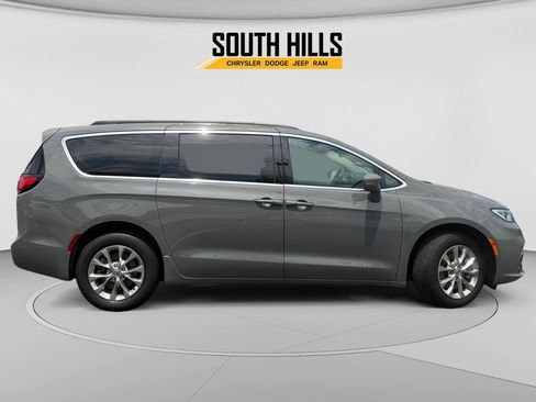 Used 2022 Chrysler Pacifica Touring-L AWD/4WD image 6