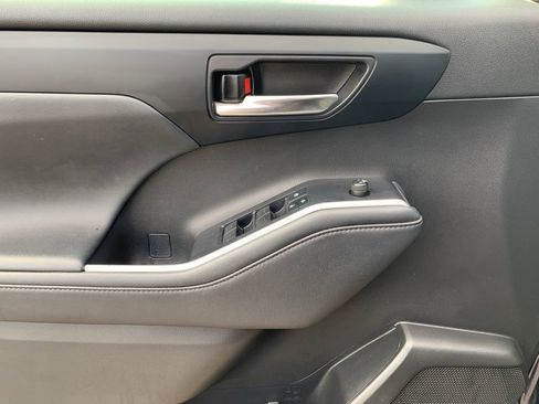 Used 2022 Toyota Highlander XSE image 11