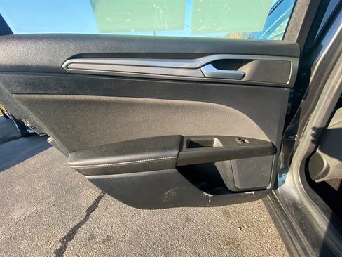Used 2020 Ford Fusion SE image 18