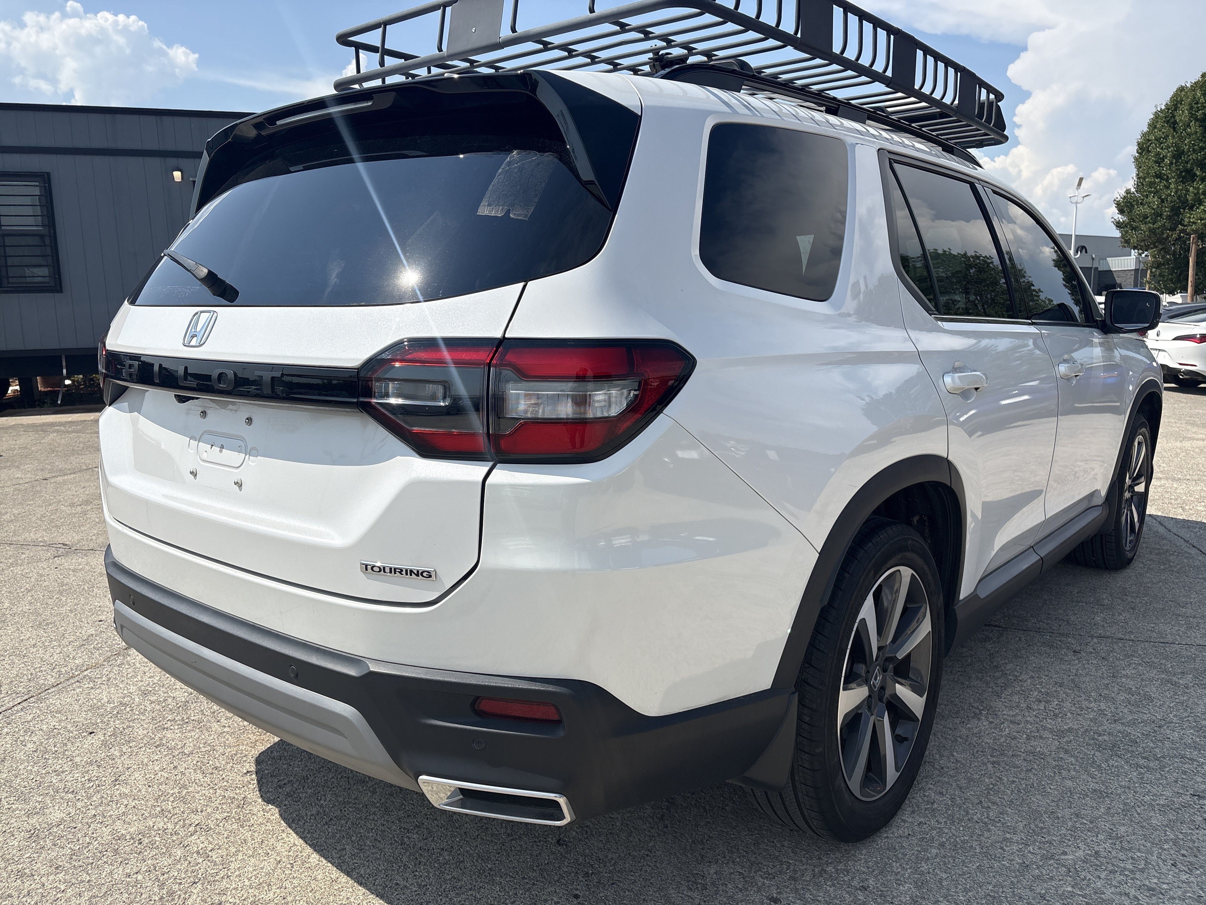 Used 2024 Honda Pilot Touring image 2