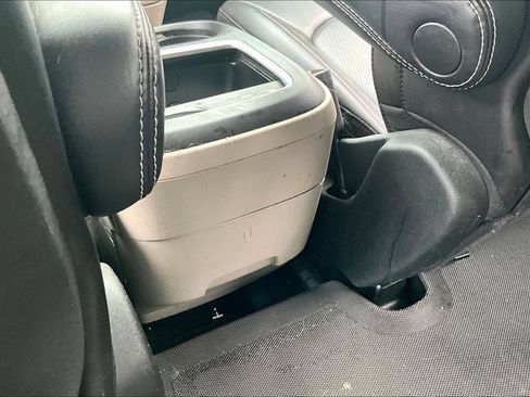 Used 2023 Chrysler Pacifica Touring-L FWD image 10