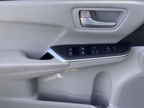 Used 2017 Toyota Camry image 15