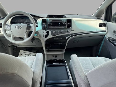 Used 2011 Toyota Sienna LE w/ Towing Pkg FWD image 19